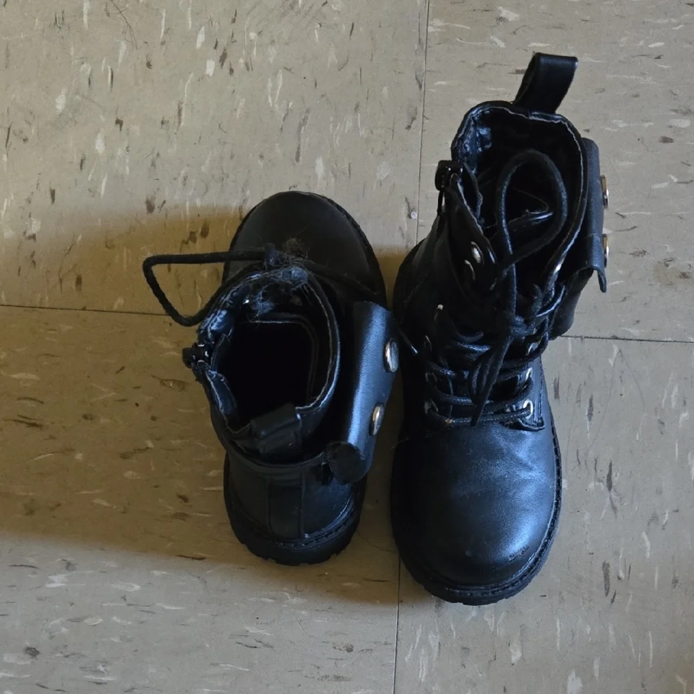 Black Leather Combat Boots with Lace-Up Design - Picture 3 of 6